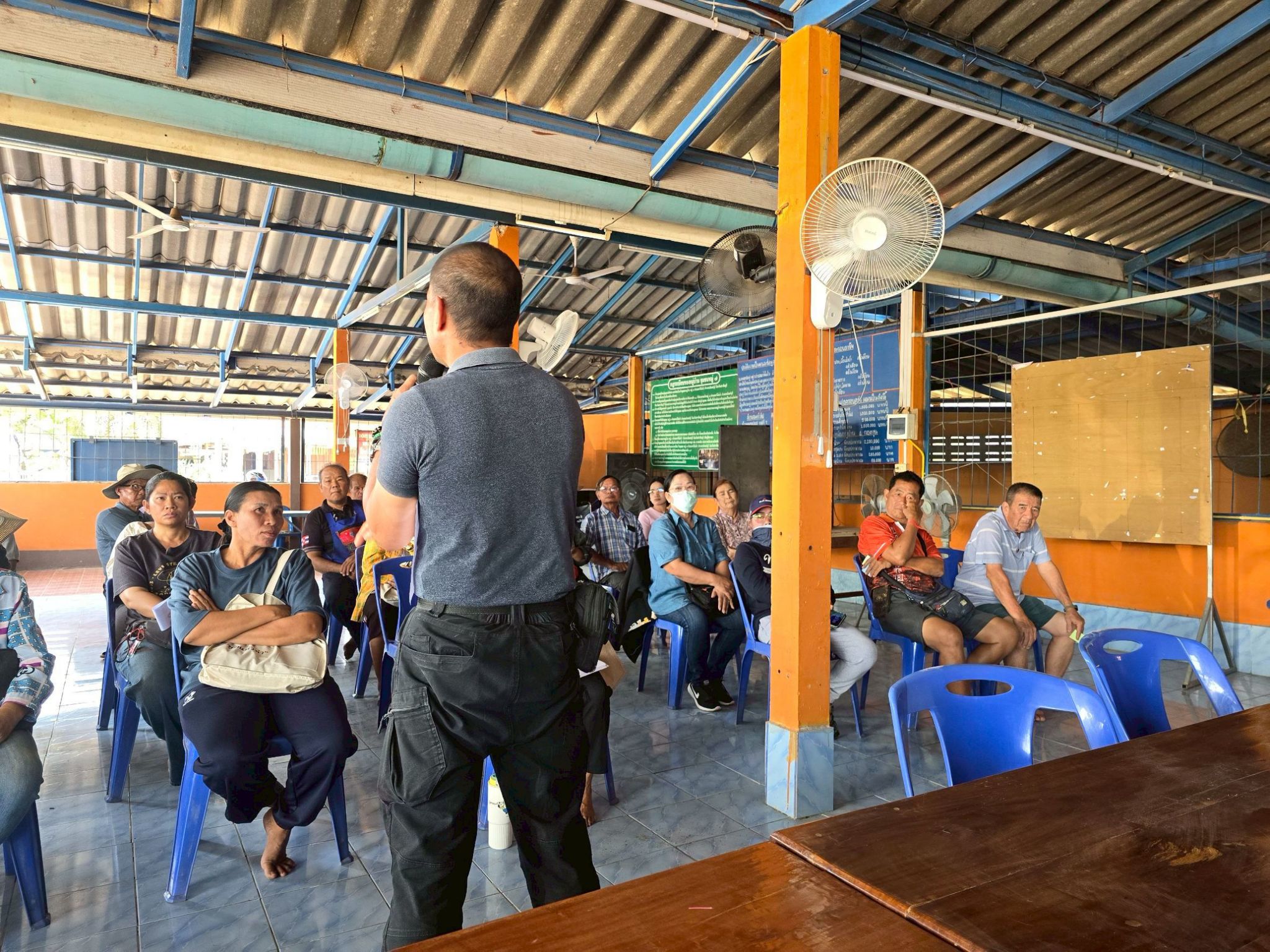 title - วันที่ 3 เมษายน 2569 นายวิทูล ประดิษฐ์บุญ ปฏิรูปที่ดินจังหวัดปราจีนบุรี มอบหมายให้ นายลิขิต ผันผ่อน ผู้อำนวยการกลุ่มกฎหมาย พร้อมด้วย เจ้าหน้าที่ ส.ป.ก.ปราจีนบุรี ลงพื้นที่ออกศูนย์บริการเคลื่อนที่ “Mobile Unit”  ยื่นคำร้องทั่วไปและปรึกษาข้อกฎหมายที่เกี่ยวข้องกับการปฏิรูปที่ดิน ณ เขาไม้แก้ว อำเภอกบินทร์บุรี จังหวัดปราจีนบุรี